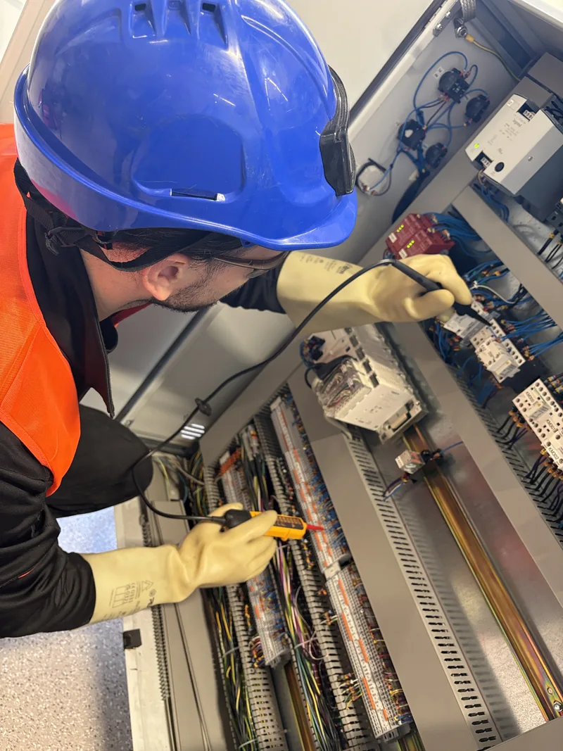 Mesures électriques dans une armoire basse tension, gants isolants