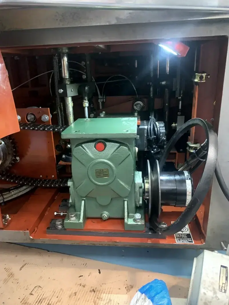 Motoréducteur neuf installé dans le châssis d'une machine existante