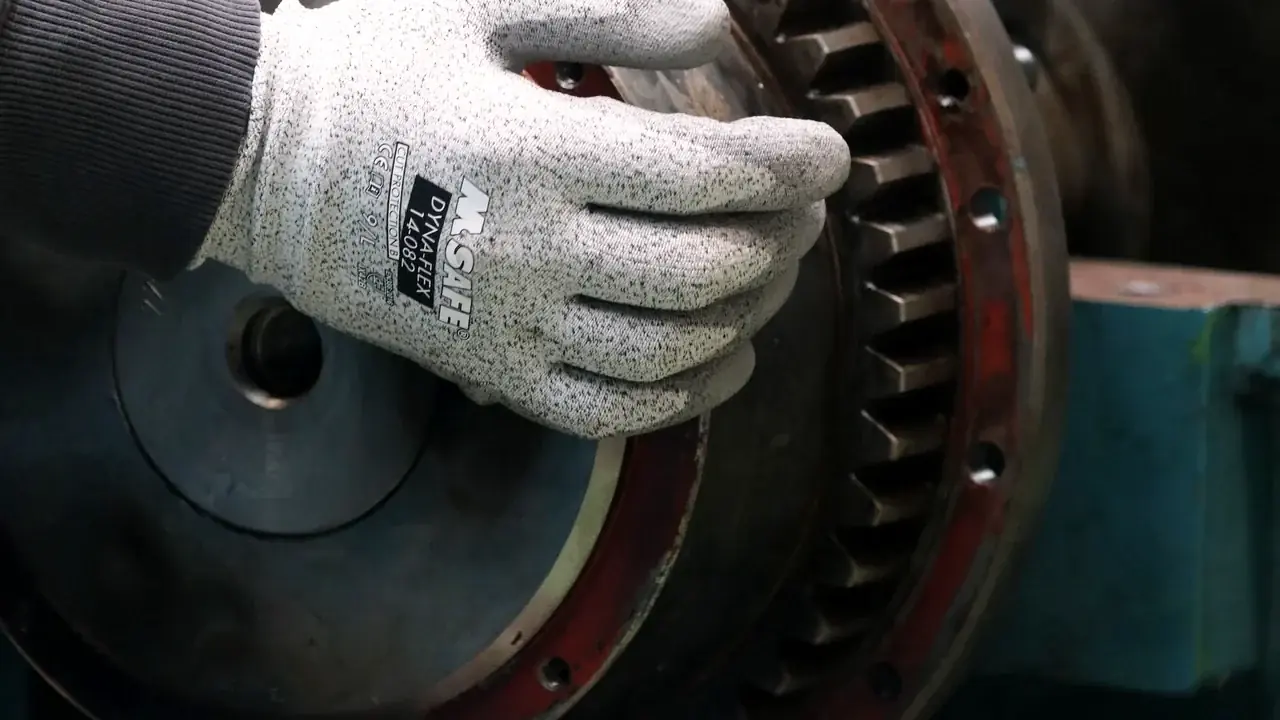Main gantée sur une couronne dentée, machine de production