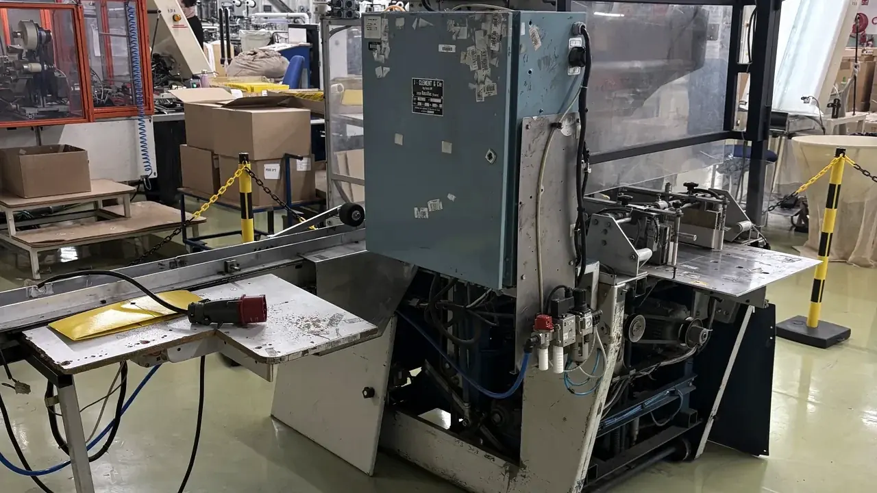 Machine de production avant rénovation, capots ouverts